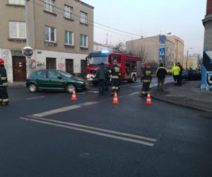 Groźne zderzenie na bydgoskim Szwederowie! Jedna osoba trafiła do szpitala! [ZDJĘCIA]
