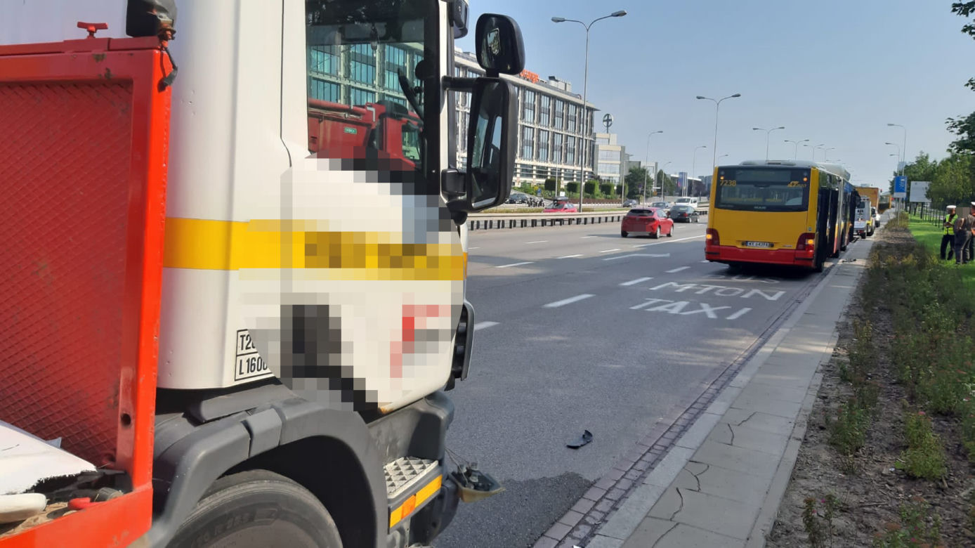 Ciężarówka zmasakrowała autobus miejski. Makabra na drodze w Warszawie!