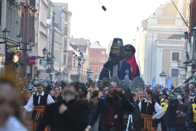 Orszak Trzech Króli 2026 w Toruniu. Zdjęcia z samego serca starówki
