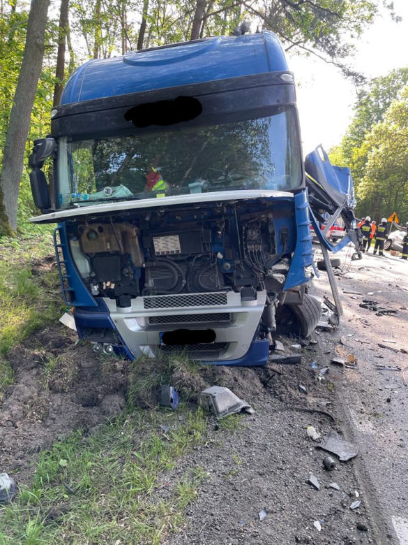 Makabryczny wypadek pod Żarami. Kilka osób ucierpiało w zderzeniu forda, audi i tira [ZDJĘCIA]