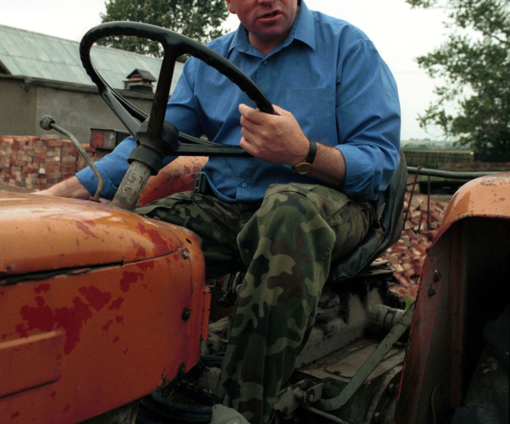 Andrzej Lepper na traktorze 