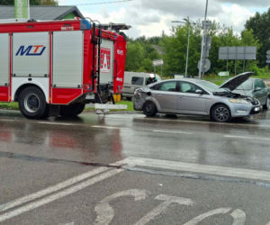 Groźna kolizja na DK 42 w Stykowie. Na skrzyżowaniu zderzyły się Ford, DAF i Renault