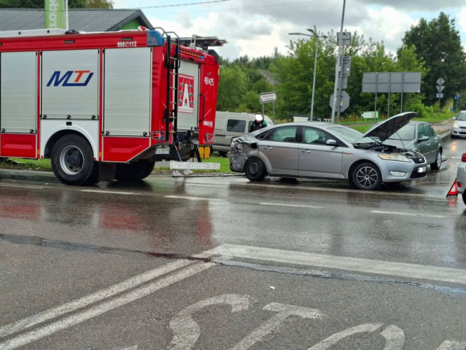 Groźna kolizja na DK 42 w Stykowie. Na skrzyżowaniu zderzyły się Ford, DAF i Renault