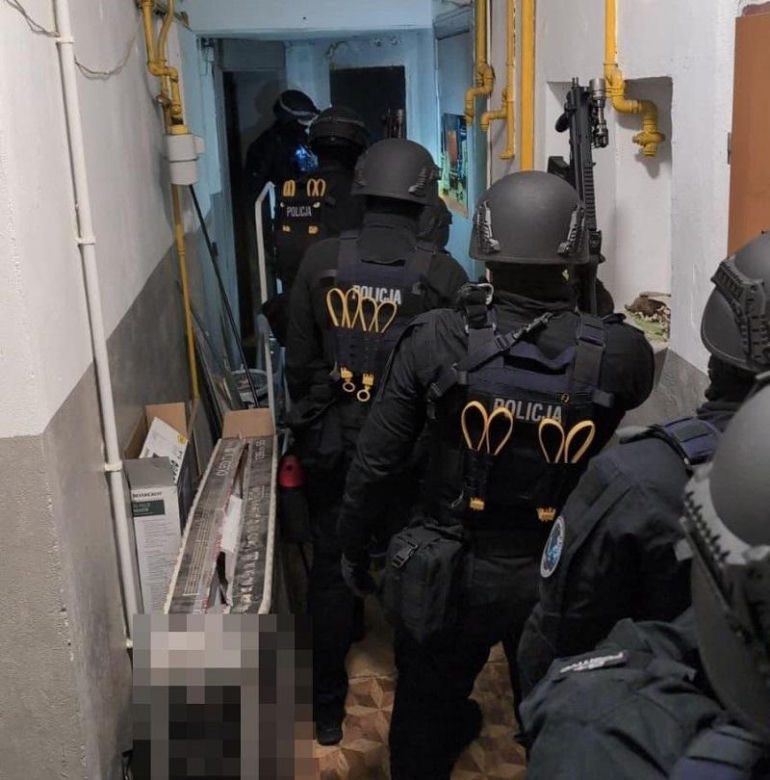 Łódzka policja rozbiła grupę handlującą dopalaczami. Wśród zatrzymanych pseudokibice