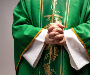 Ksiądz stanie przed sądem. Wpadł na stacji paliw