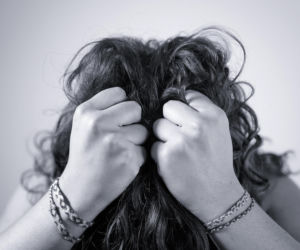 Przemoc domowa w Warszawie. Lawinowo rośnie liczba Niebieskich Kart. Przerażające dane