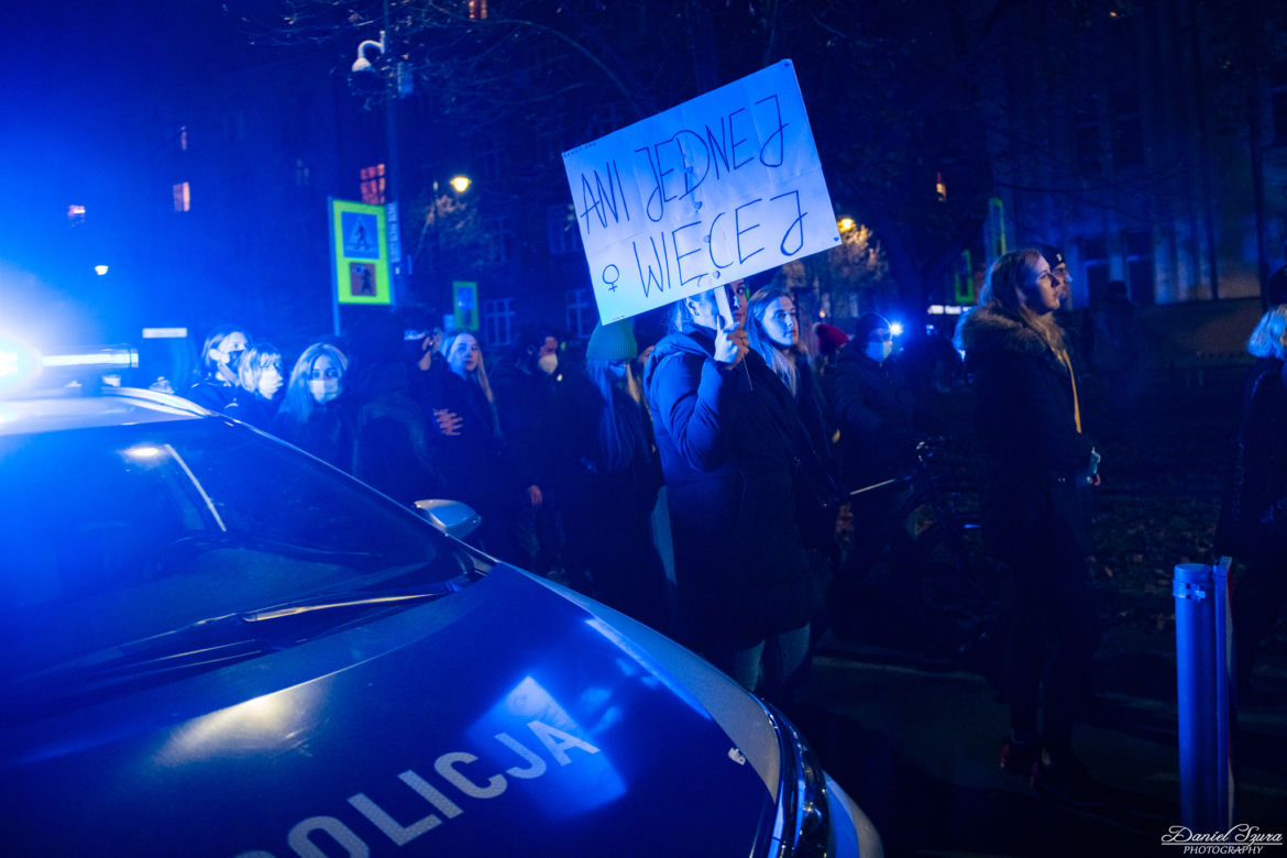 Kraków: "Ani jednej więcej". Protest po śmierci ciężarnej Izabeli z Pszczyny