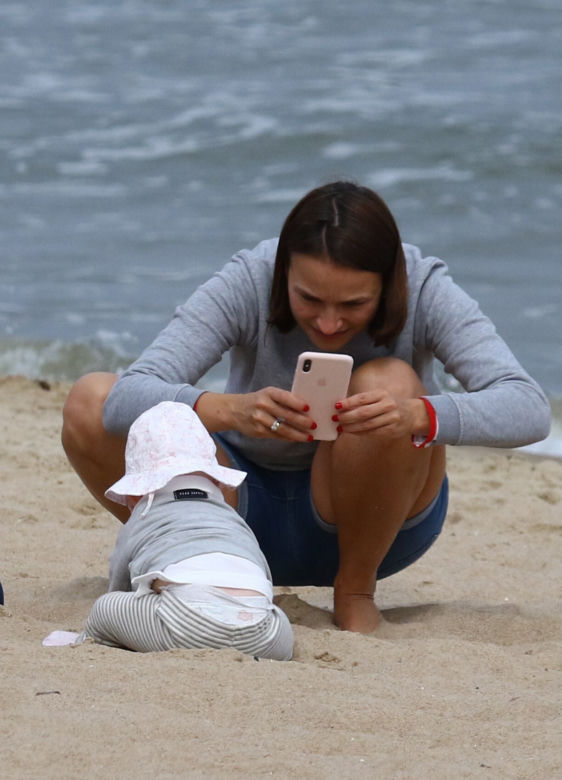 Anna Starmach z dzieckiem na plaży