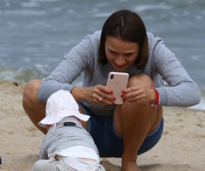 Anna Starmach z dzieckiem na plaży