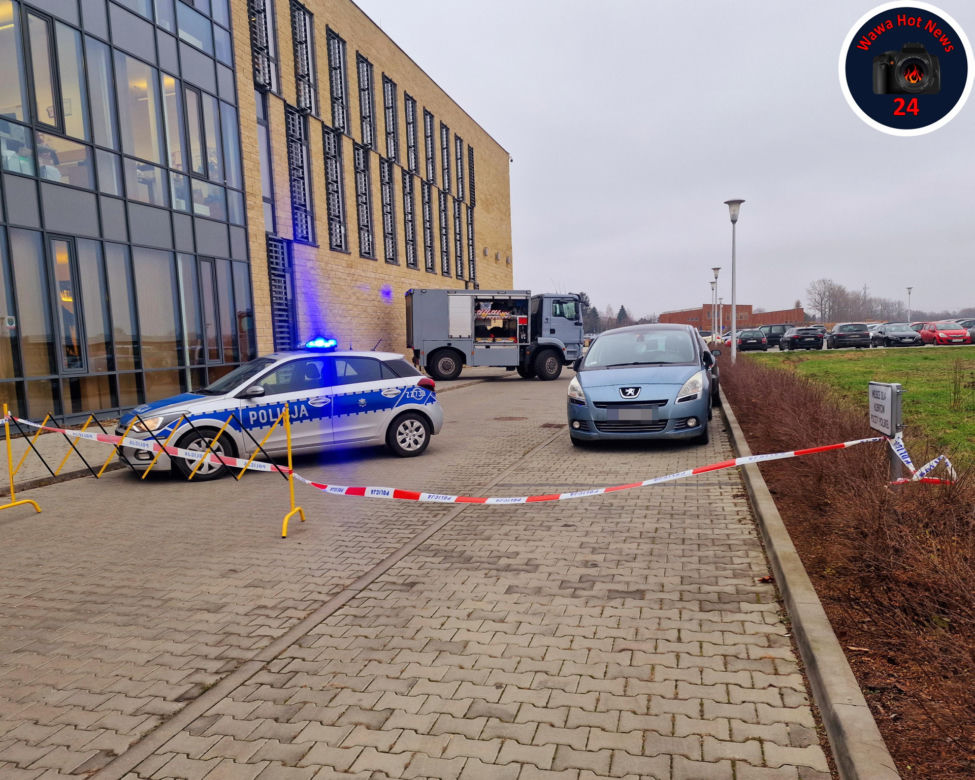Akcja służb w Michałowicach. Podejrzana paczka między komisariatem a urzędem gminy