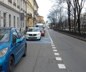 Kraków: Urzędnicy zabrali jeden pas na Dietla i zrobili tam... parking