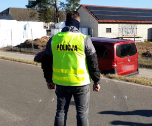 Wypadek busa w trakcie pościgu na S8. Kierowca przewoził prawdopodobnie migrantów [ZDJĘCIA]
