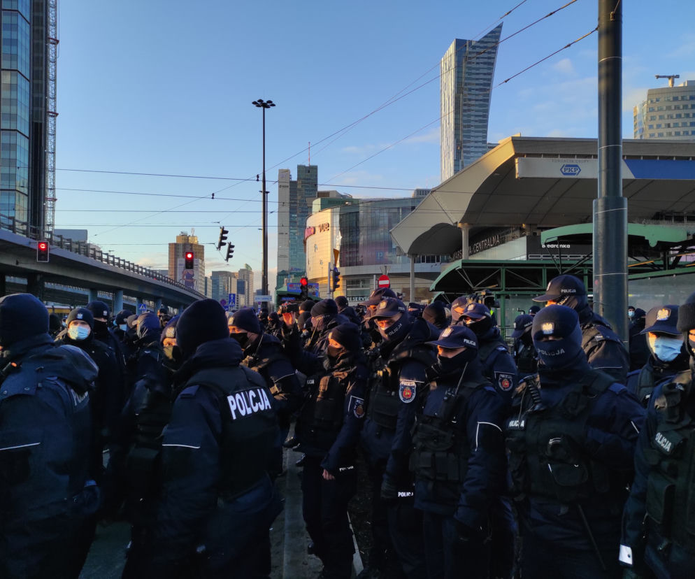 Policjanci na strajku kobiet 08.03.2021