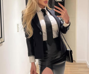 Była pierwszą nieoficjalną Miss Mundialu. Tak wygląda seksowna „matka chrzestna”