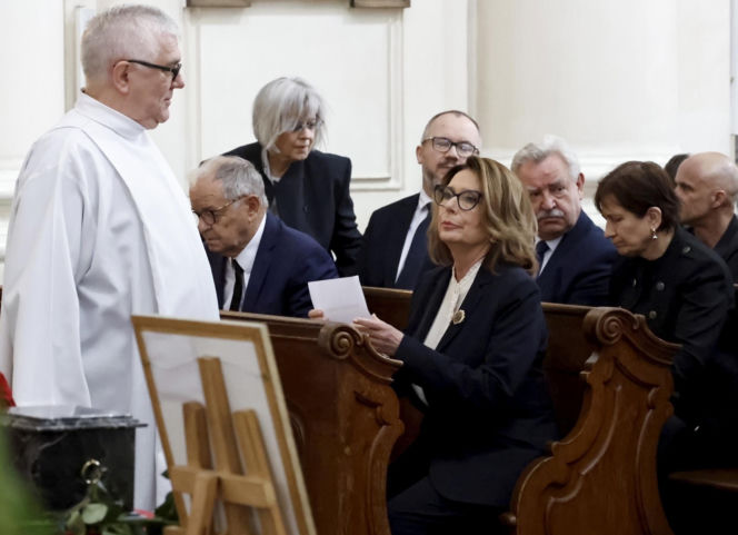 Monika Olejnik na pogrzebie senatora Piesiewicza. Towarzyszył jej ukochany