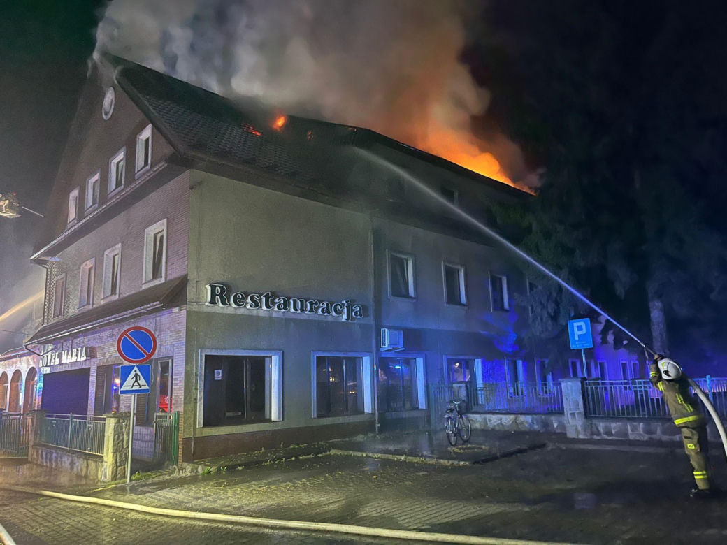 Nocny pożar hotelu w Nowym Brzesku. Z żywiołem walczyło ponad 100 strażaków 