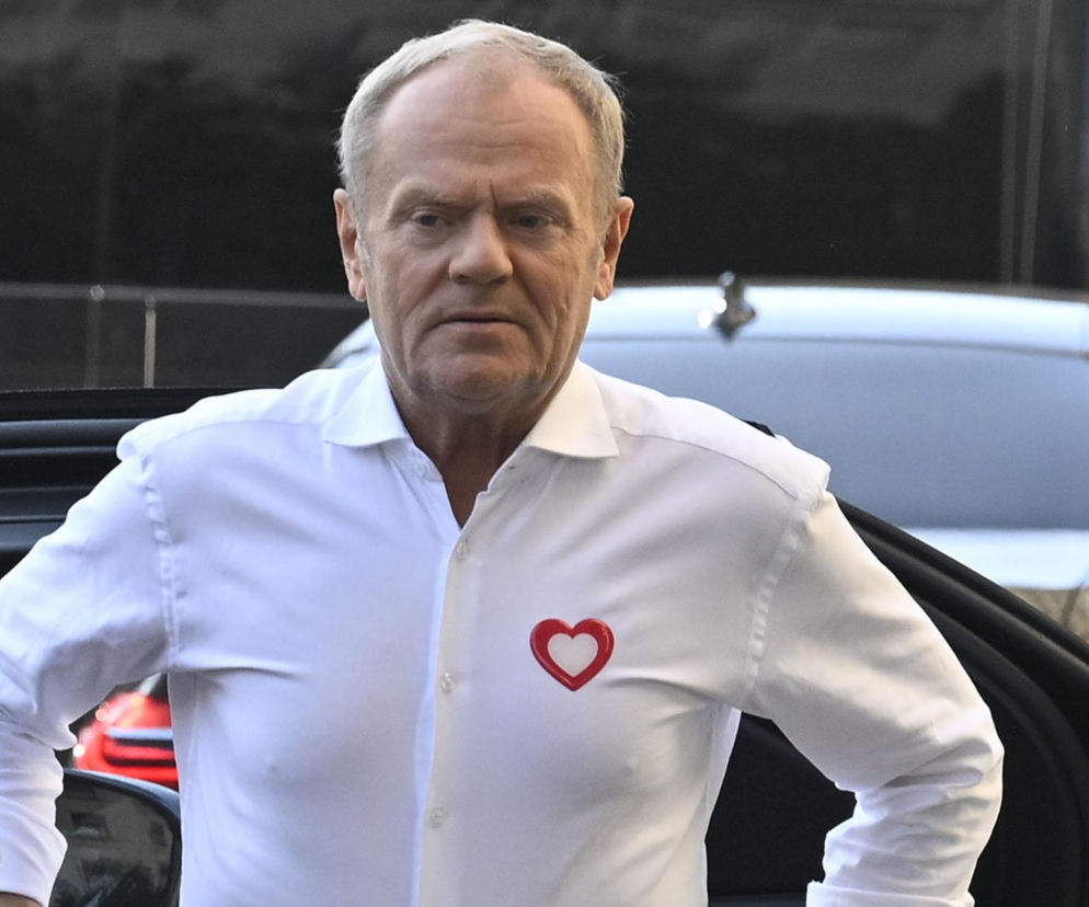 Premier Donald Tusk w białej koszuli z logiem serca. O wynikach najnowszego sondażu rządu przeczytasz na SE Polityka.