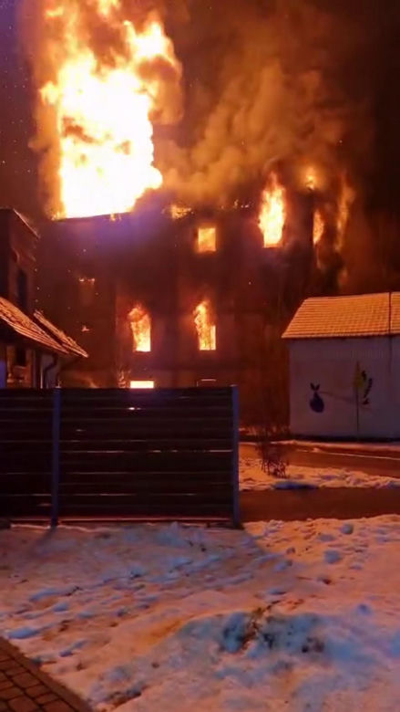 Nowy Sącz. Ogromny pożar starego młyna. Ogień objął kilka kondygnacji [ZDJĘCIA].