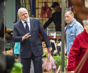 Paweł Kowal na targu