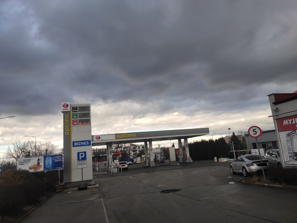 Kolejki na niektórych stacjach i przy bankomatach w Radomiu