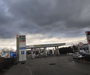 Kolejki na niektórych stacjach i przy bankomatach w Radomiu