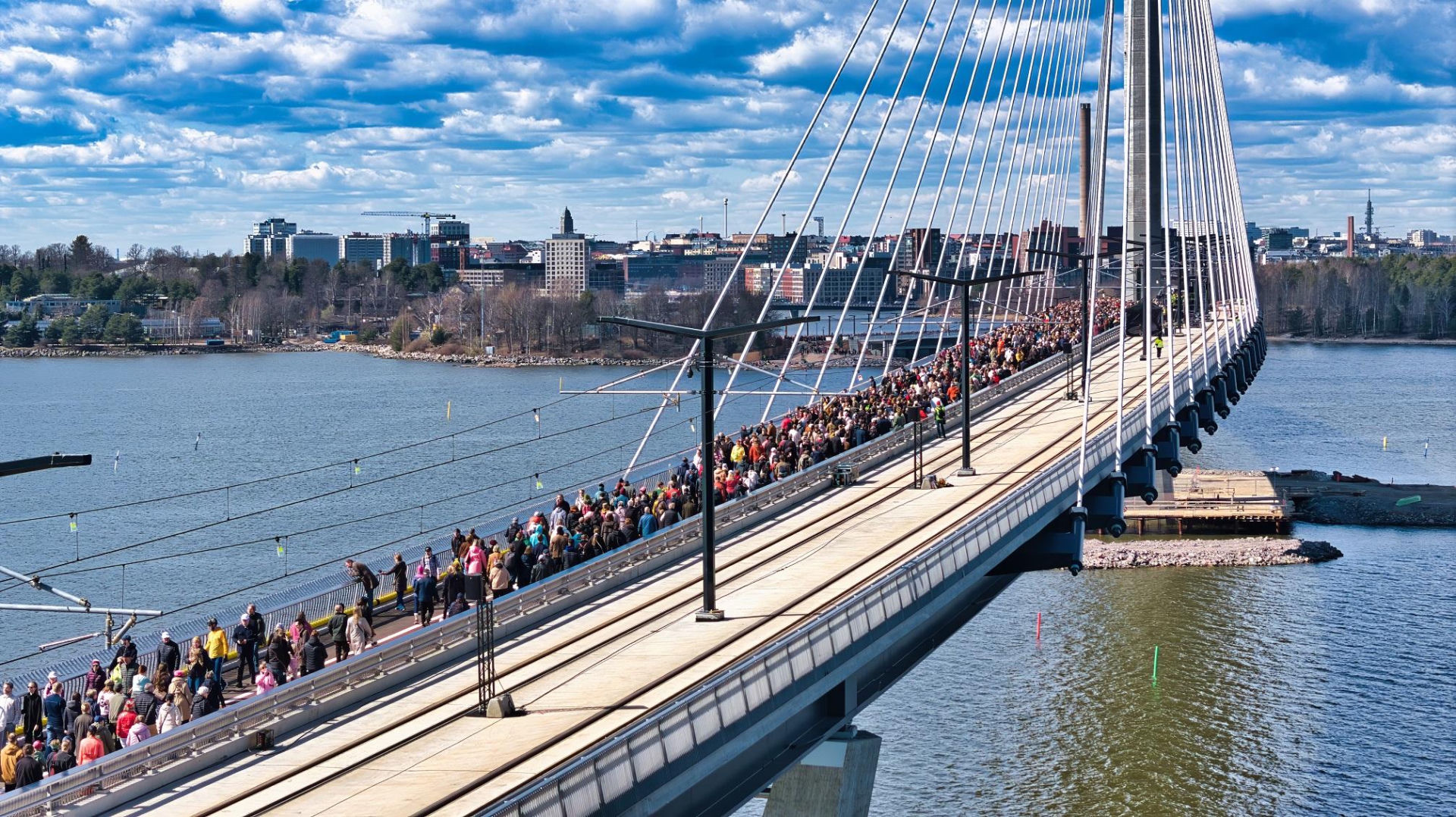 Most Kruunuvuorensilta w Helsinkach to dzieło  projektantów z biur Knight Architects (pod kierunkiem Toma Osborne’a) oraz inżynierów z WSP Finland