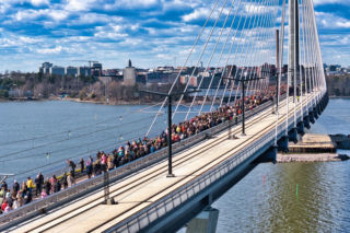 Most Kruunuvuorensilta w Helsinkach to dzieło  projektantów z biur Knight Architects (pod kierunkiem Toma Osborne’a) oraz inżynierów z WSP Finland