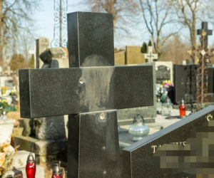 Wynieśli z cmentarza 2,5 tony krzyży