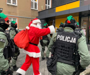 Poznań. Policjanci eskortowali Świętego Mikołaja. Wyjątkowa akcja [ZDJĘCIA]