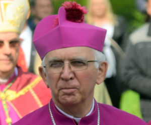 Coraz dłuższe urlopy odciągają od Boga, a kościoły będą płonąć? Abp Depo nie gryzł się w język