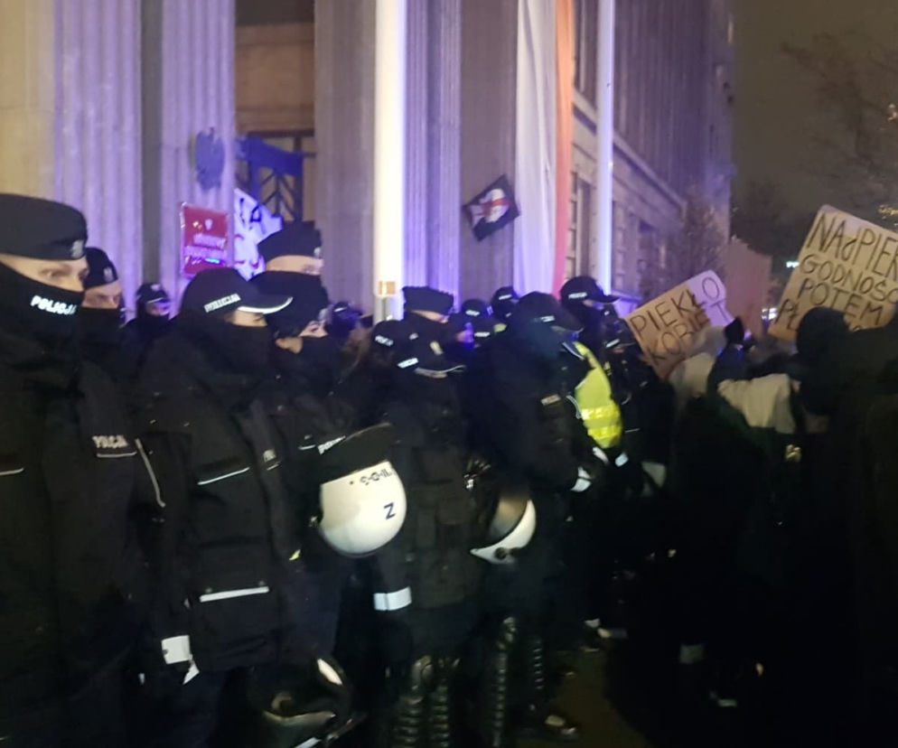 Strajk przed budynkiem MEN