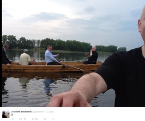 Wyluzowany Kaczyński na łódce bez krawata [ZDJĘCIA]