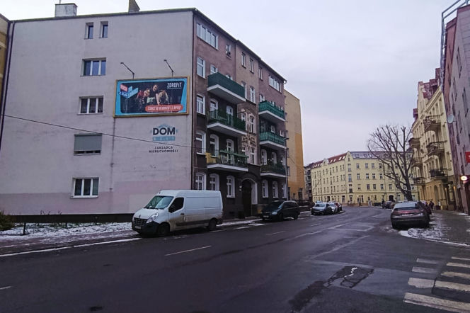 Pierwsze ekipy pojawią się na ul. Emilii Plater jeszcze w tym tygodniu. To początek długo wyczekiwanej przebudowy jednej z ważniejszych ulic w tej części miasta. Na razie jednak kierowcy mogą odetchnąć – wstępne prace nie spowodują żadnych zmian w ruchu.