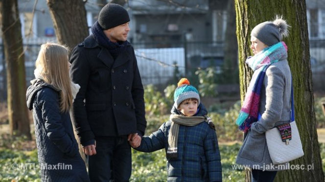 M jak miłość odc. 1148. Joasia (Barbara Kurdej-Szatan), Tomek (Andrzej Młynarczyk), Zosia (Julia Wróblewska), Wojtuś (Feliks Matecki)