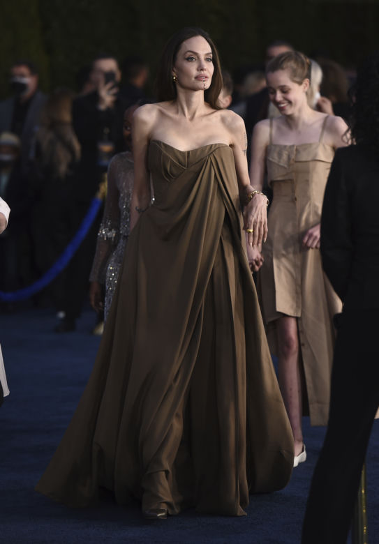 Córka Angeliny Jolie w sukience! Shiloh jednak nie jest chłopcem?