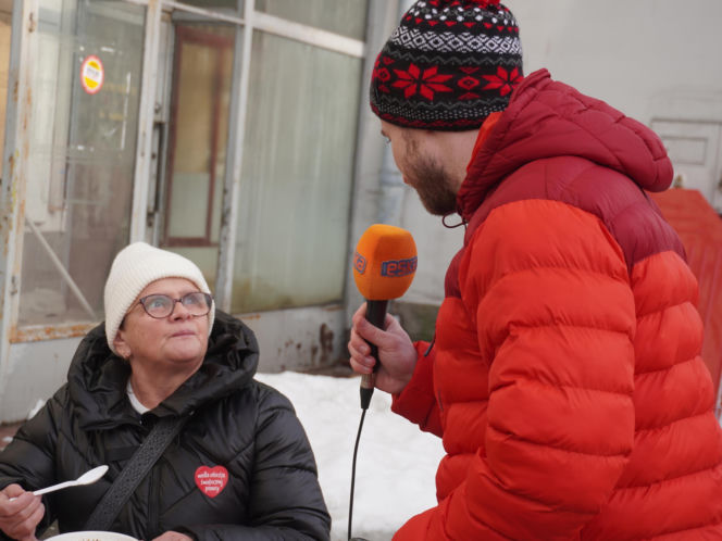 34. Finał WOŚP. Dziennikarze Radia ESKA rozgrzewają Tarnów pysznym żurkiem!