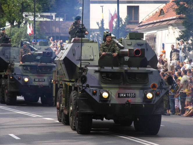 Wielka defilada w Warszawie. To Lech Kaczyński rozpoczął wojskowe pokazy w 2007 roku