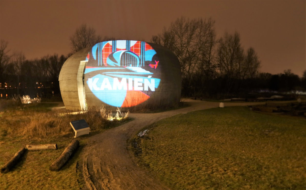 Nowa iluminacja nad Wisłą. Artystka od plakatu z ośmioma gwiazdkami powraca!