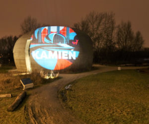 Nowa iluminacja nad Wisłą. Artystka od plakatu z ośmioma gwiazdkami powraca!