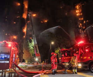 To najtragiczniejszy pożar w Hongkongu od dziesięcioleci. Bilans ofiar wzrósł do 94. Strażacy muszą przeszukać 2 tysiące mieszkań