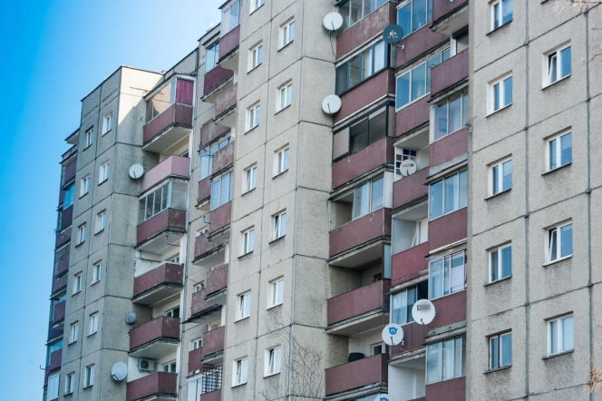 Dramatyczna akcja w Oławie. Nastolatek siedział na parapecie