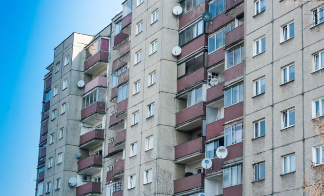 Dramatyczna akcja w Oławie. Nastolatek siedział na parapecie