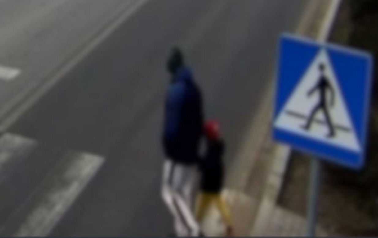 Wszedł z dzieckiem na pasy. Nagle wjechał w nich samochód wstrząsające nagranie