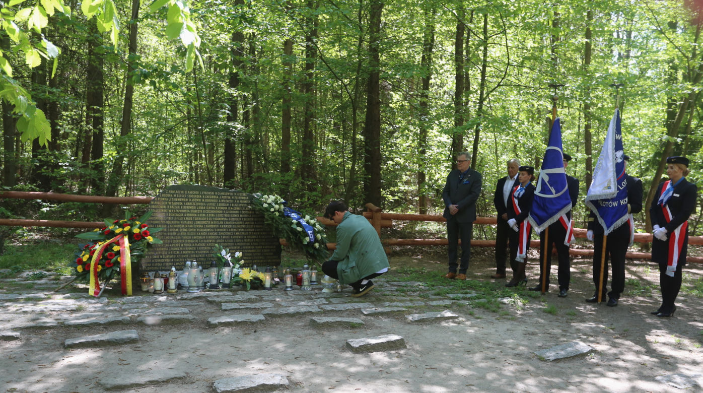 Katastrofa samolotu w Lesie Kabackim. Zginęły 183 osoby. „Dobranoc, do widzenia! Cześć, giniemy!”
