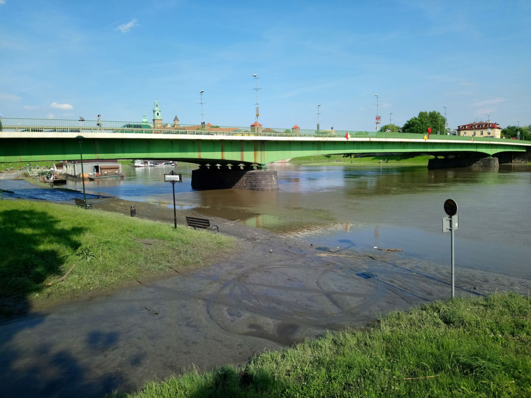 Kraków: Syf, smród i tony śmieci. Tak wyglądają bulwary wiślane po powodzi