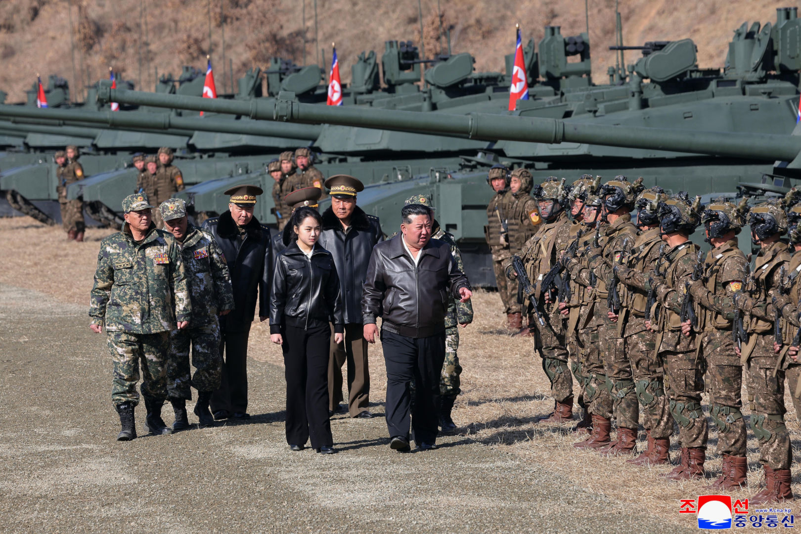 Korea Północna prezentuje nowe czołgi. Córka Kima za sterami