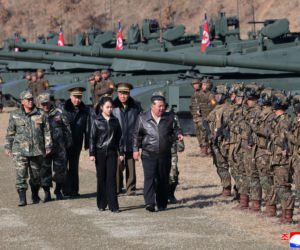 Korea Północna prezentuje nowe czołgi. Córka Kima za sterami