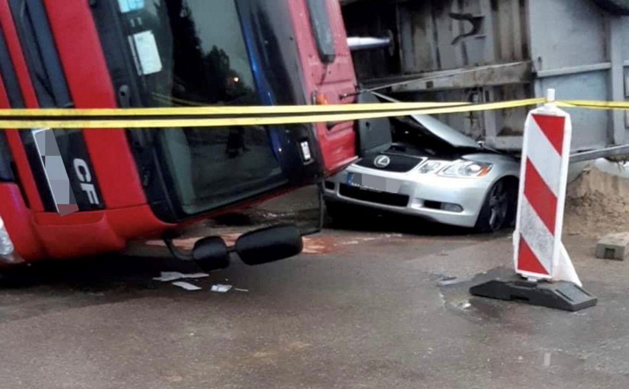 Ciężarówka z piachem przewróciła się na lexusa