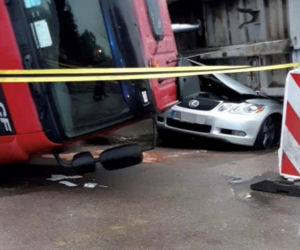 Ciężarówka z piachem przewróciła się na lexusa