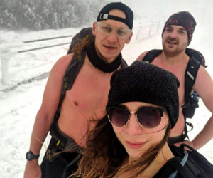 Weszli na Śnieżkę bez ubrań